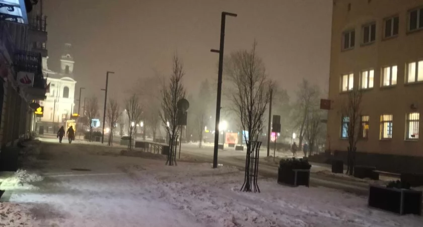 Na zdjęciu centrum Radomska w ciemności