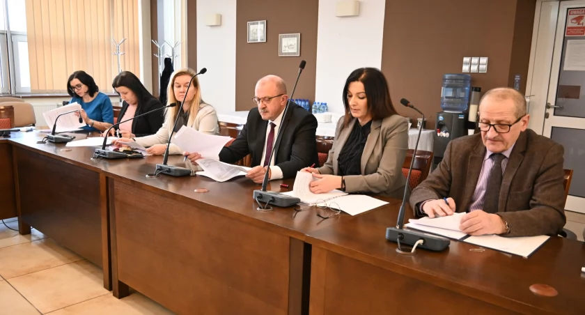 Na zdjęciu dyrektor Kagankiewicz czwarty z lewej, piąta starosta Beata Pokora, fot. Facebook/Starostwo Powiatowe