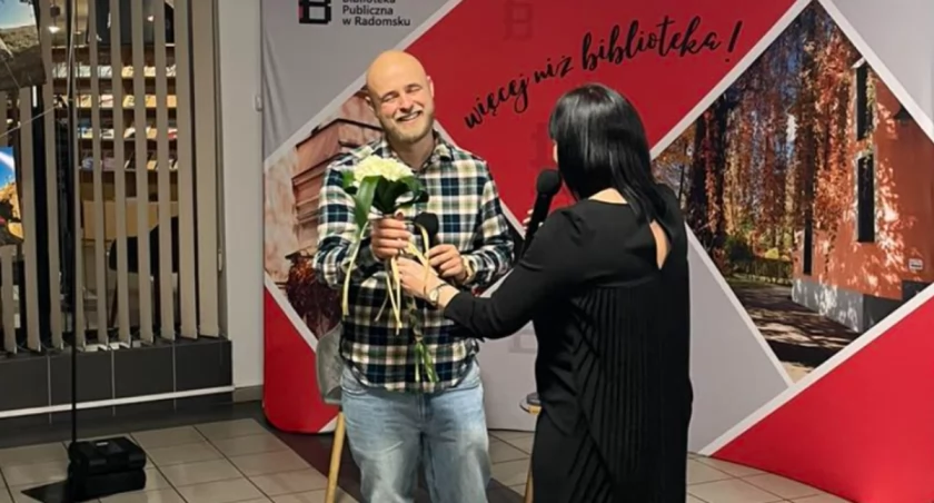 Na zdjęciu Łukasz Furmańczyk na spotkaniu w bibliotece, fot. Facebook/MBP Radomsko