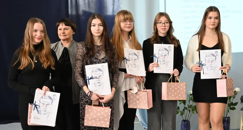 Na zdjęciu laureatki konkursu, fot. Facebook/Starostwo Powiatowe