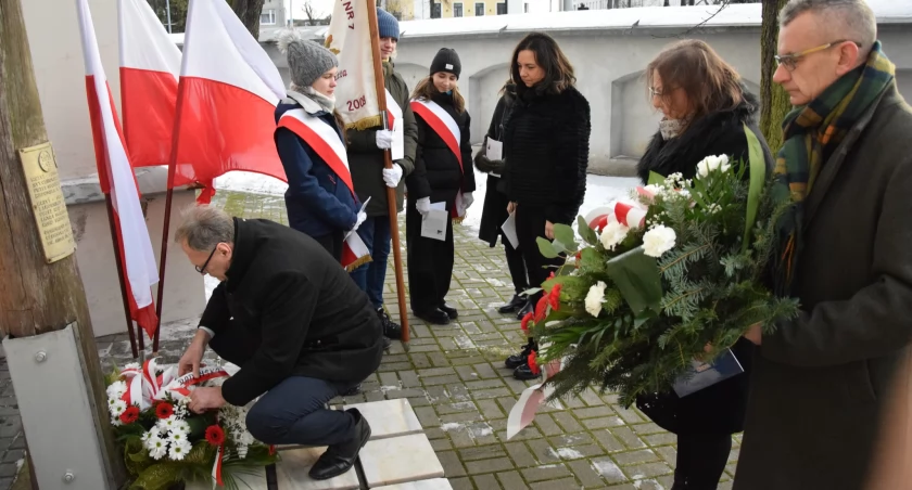 Na zdjęciu składanie kwiatów, fot. Facebook/UM Radomsko