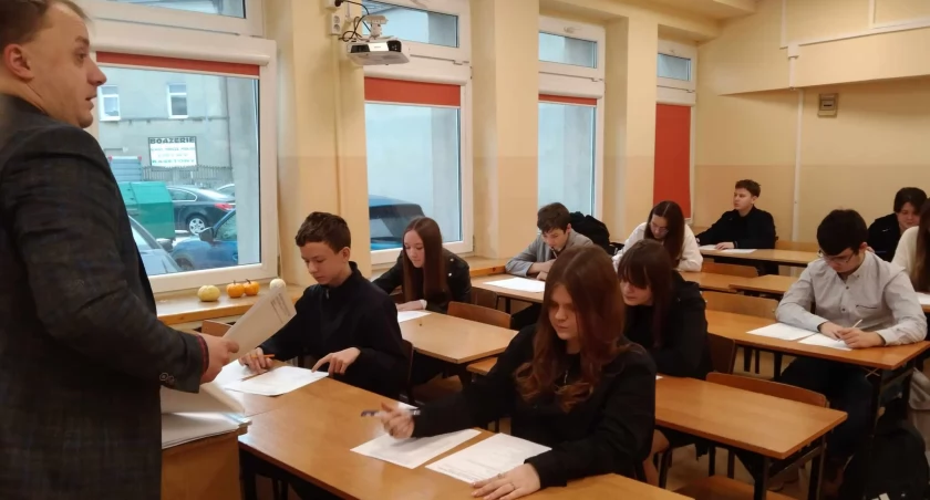 Na zdjęciu uczniowie Ekonomika podczas pierwszego etapu, fot. Facebook/ZSE Radomsko