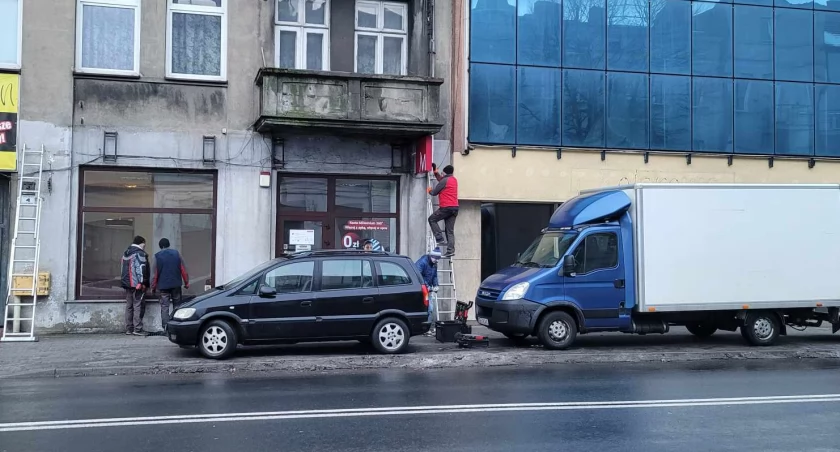 Na zdjęciu demontaż szyldu banku