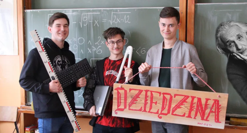 Na zdjęciu od lewej Michał, Szymon i Cyprian, fot. Facebook/II LO