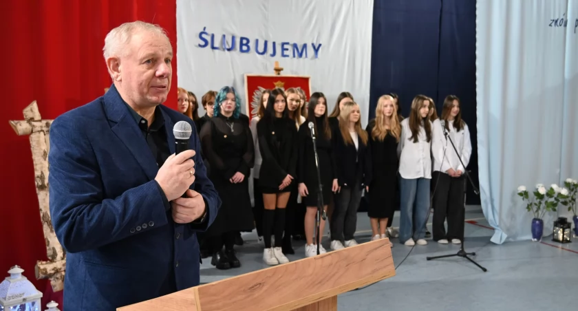 Na zdjęciu: Andrzej Kucharski na ślubowaniu pierwszych klas w II LO, fot. Facebook/II LO