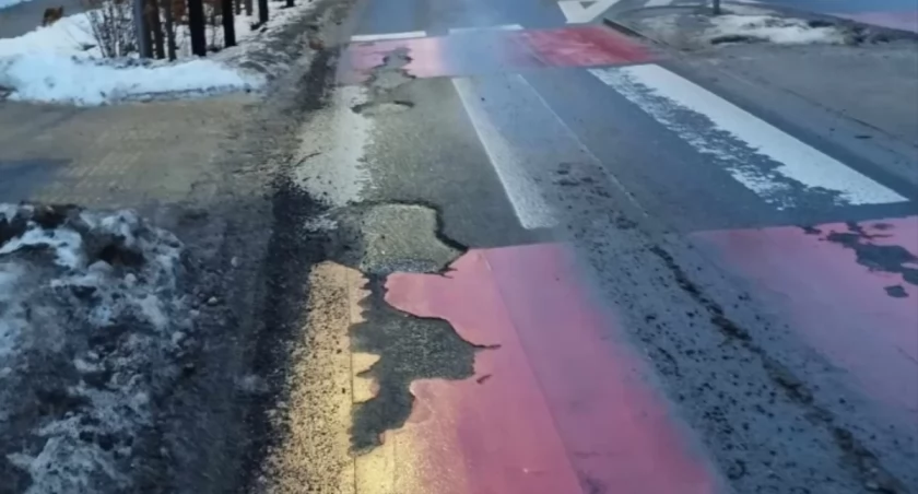 Na zdjęciu uszkodzony asfalt na ulicy Piłsudskiego, fot. Czytelnik