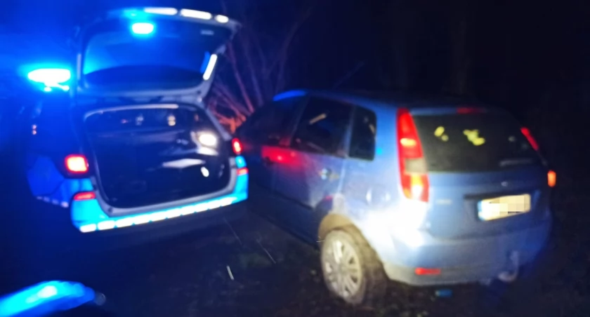 Na zdjęciu ford, którym uciekał pijany kierowca, fot. KPP Radomsko