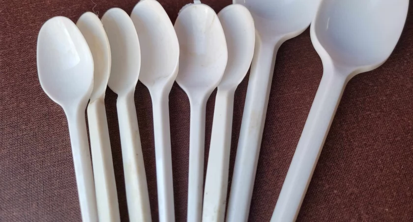 Na zdjęciu plastikowe łyżeczki