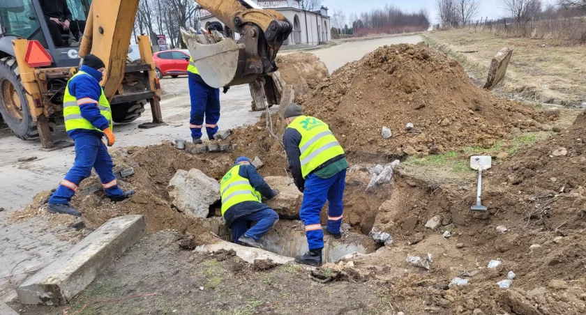 Na zdjęciu pracownicy PGK w trakcie usuwania awarii