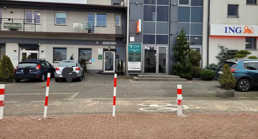 Na zdjęciu słupki z resztkami folii