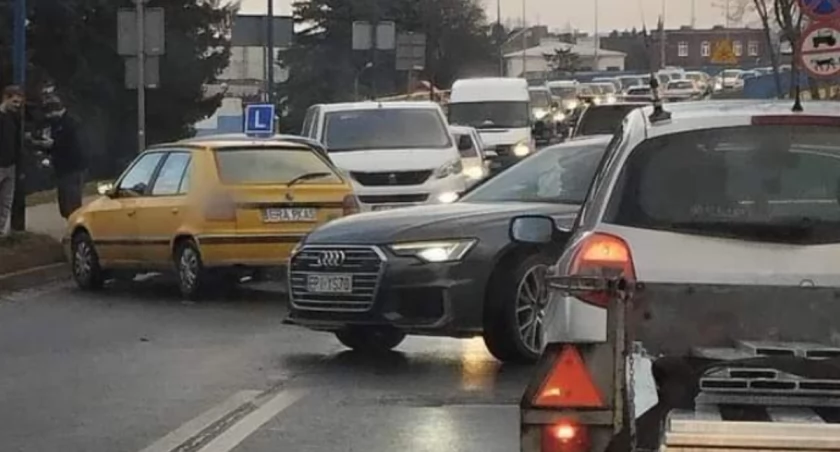 Na zdjęciu kolizja na Brzeźnickiej, fot. Facebook/Gdzie stoją? Radomsko/Łukasz Grządziel 