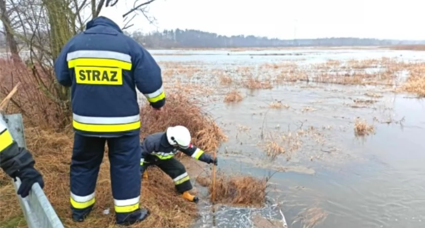 Na zdjęciu strażacy sprawdzają poziom wody, fot. UG Radomsko