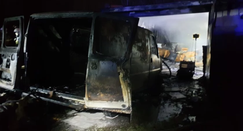 Na zdjęciu spalony bus, fot. KP PSP Radomsko