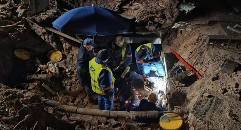 Na zdjęciu pracownicy PGK wymieniający uszkodzony fragment, fot. PGK Radomsko