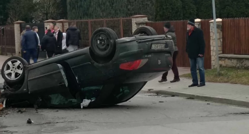 Na zdjęciu samochód, który wjechał w kapliczkę, fot. Czytelnik