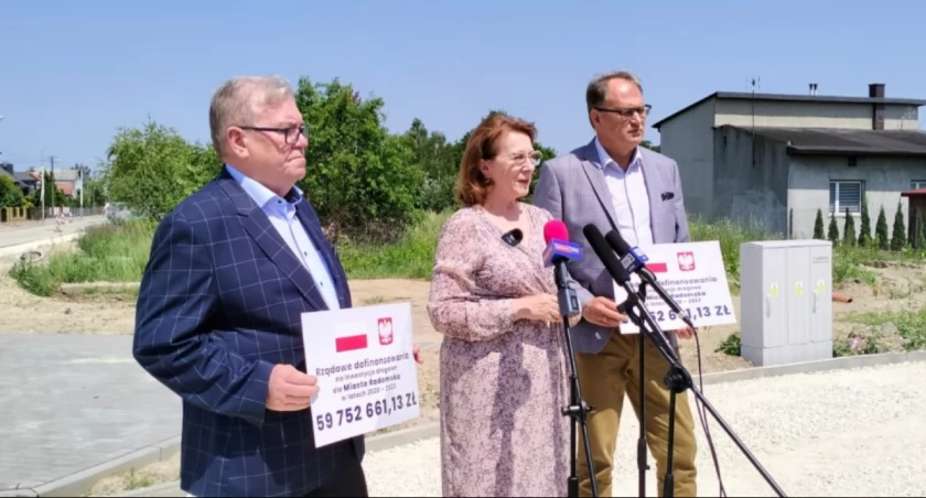 Na zdjęciu przewodniczący rady miasta Tadeusz Kubak (PiS), poseł Anna Milczanowska (PiS) i prezydent Jarosław Ferenc (RdR)