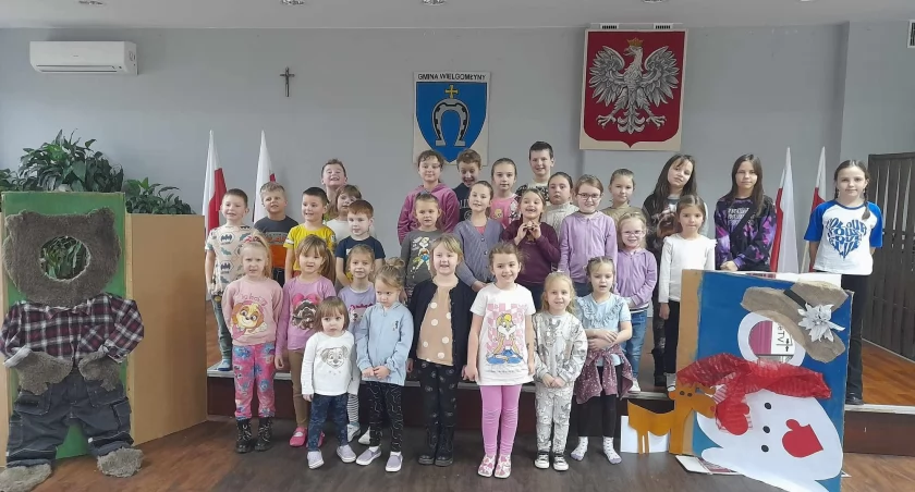 Uczestnicy zajęć tworzenia fotobudki, fot. Facebook/Gminny Ośrodek Kultury i Sportu w Wielgomłynach