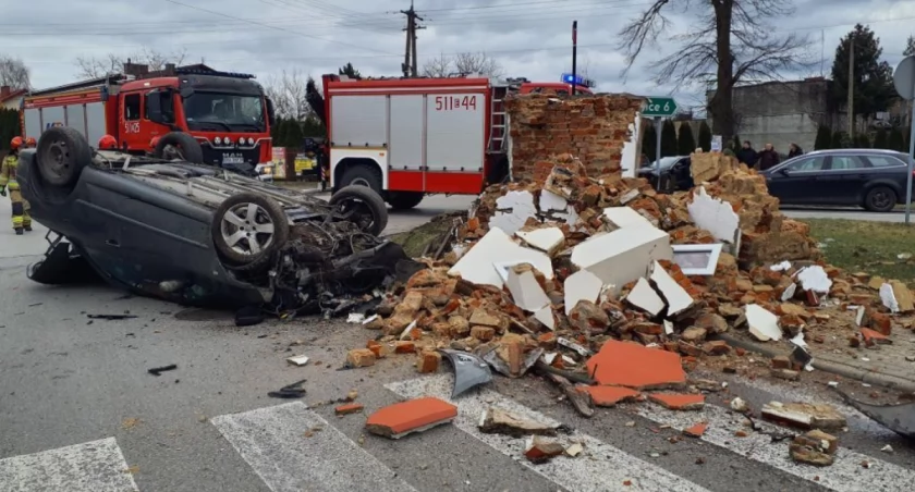 Na zdjęciu rozbita kapliczka i samochód, który w nią uderzył, fot. KP PSP Radomsko
