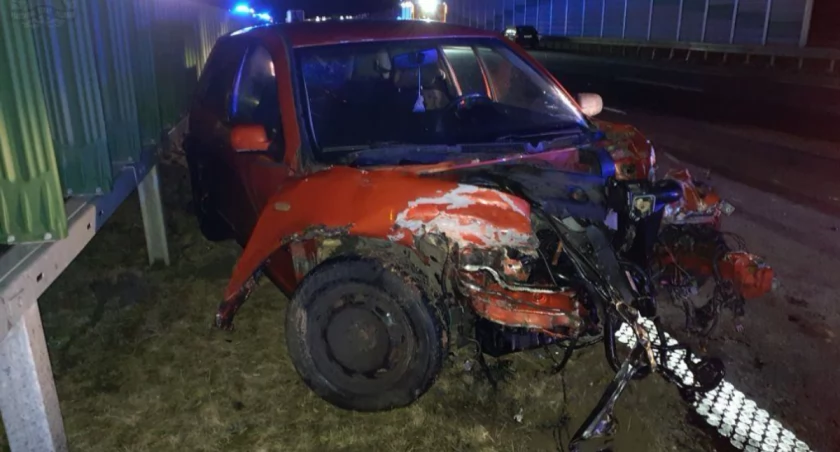 Na zdjęciu: Jedno z aut, które brały udział w zderzeniu, fot. KP PSP Radomsko