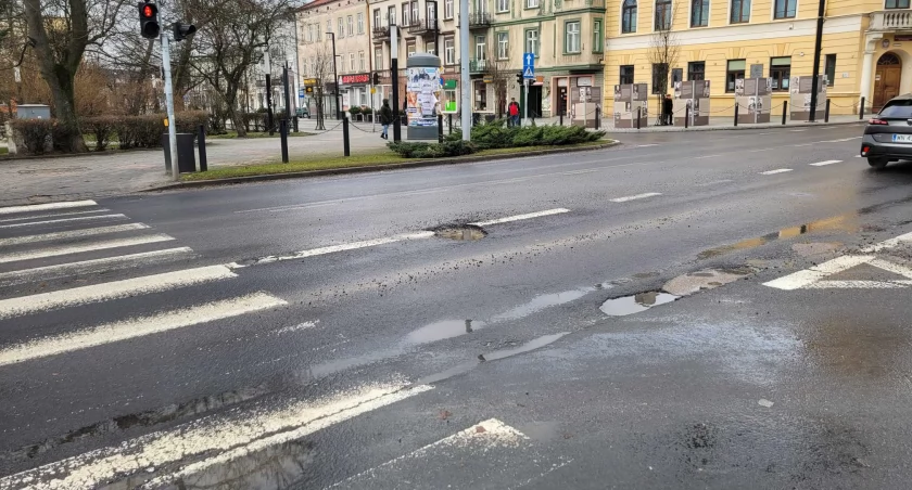 Na zdjęciu dziury w jezdni na ul. Krakowskiej
