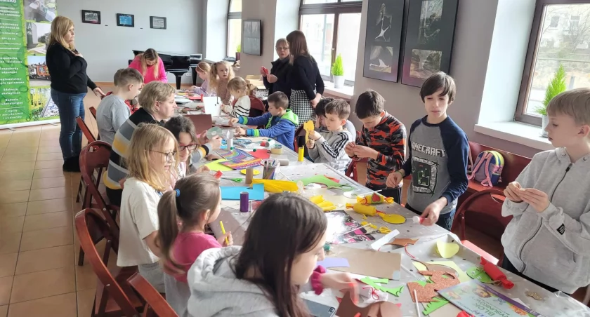 Na zdjęciu uczestnicy zajęć z cyklu ferie w muzeum