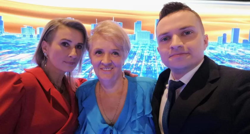 Na zdjęciu: Pamiątkowe zdjęcie z jednego z nagrań, pani Justyna pierwsza z lewej