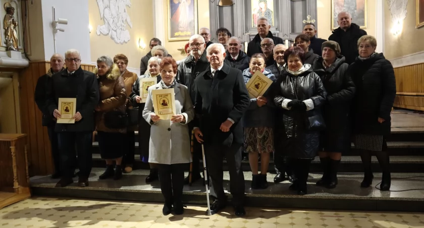 Na zdjęciu jubilaci po uroczystej mszy św., fot. Facebook/UM Przedbórz