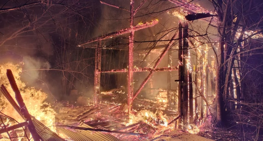 Na zdjęciu stodoła, którą gasili strażacy, fot. KP PSP Radomsko