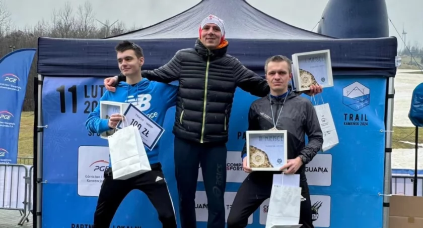 Na zdjęciu najlepsza trójka w jednej z wielu kategorii na podium, fot. Facebook/Ultra Kamieńsk