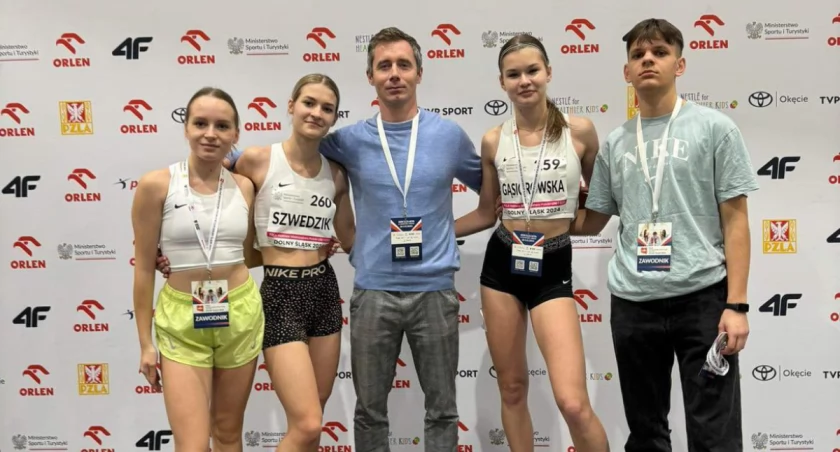 Na zdjęciu nasze zawodniczki z trenerem