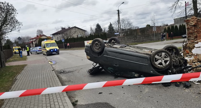 Na zdjęciu: Peugeot na dachu, pasażer uciekł, fot. KPP Radomsko