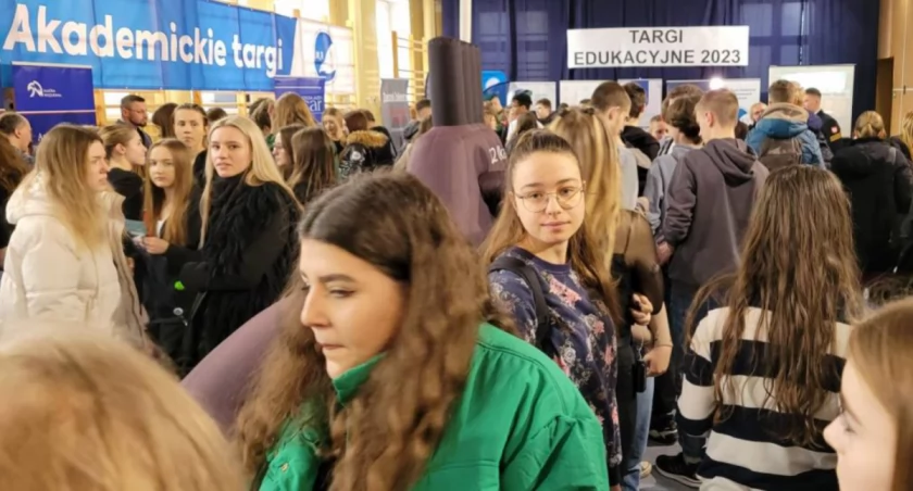 Na zdjęciu młodzież na Targach Pracy w II LO, marzec 2023