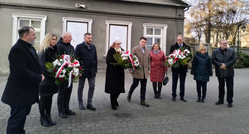 Na zdjęciu składanie kwiatów pod tablicą poświęconą pamięci żołnierzy Armii Krajowej