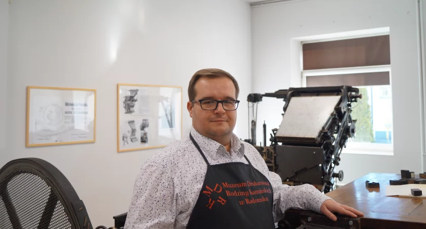 Na zdjęciu Patryk Kamiński w Muzeum Drukarstwa