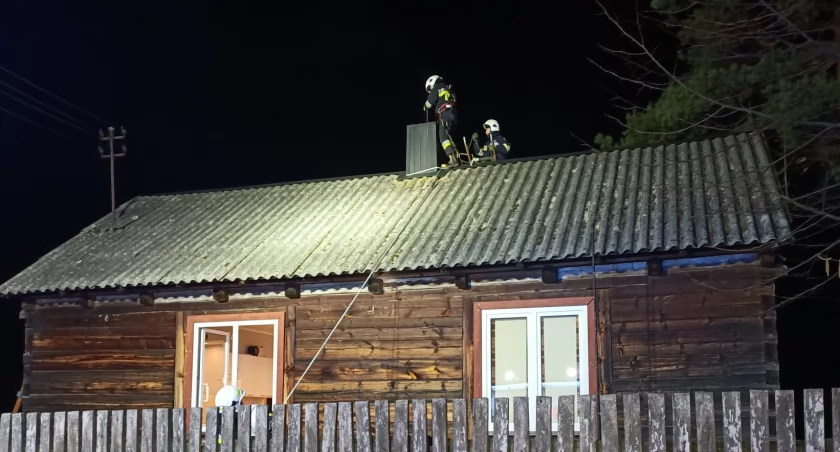 Na zdjęciu strażacy na dachu domu, fot. KP PSP Radomsko