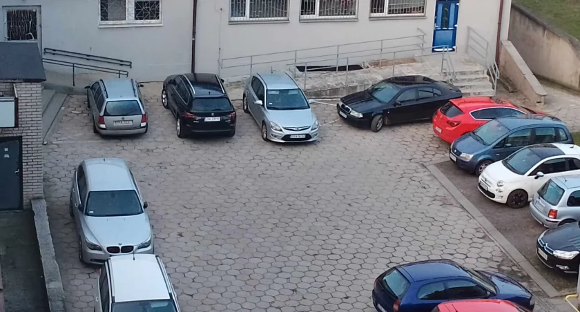 Na zdjęciu parking za przychodnią Medyk przy ulicy Batorego, fot. Czytelniczka