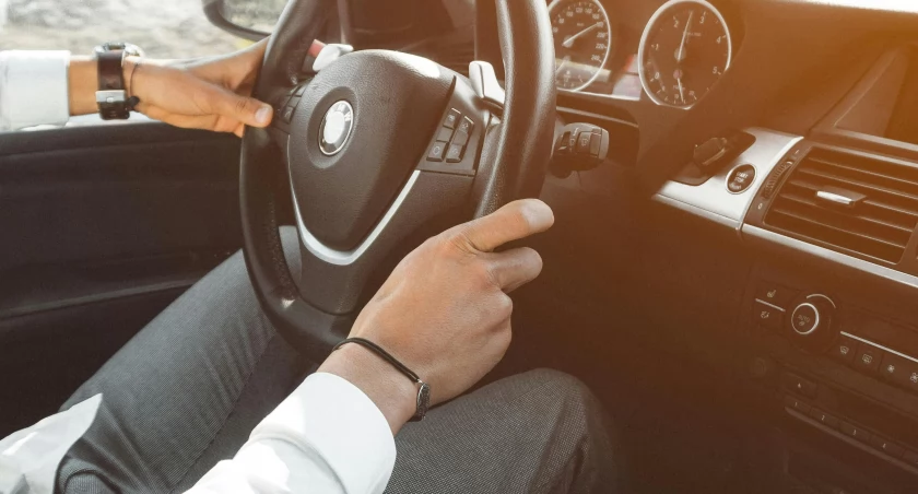 Na zdjęciu kierowca, fot. Pexels
