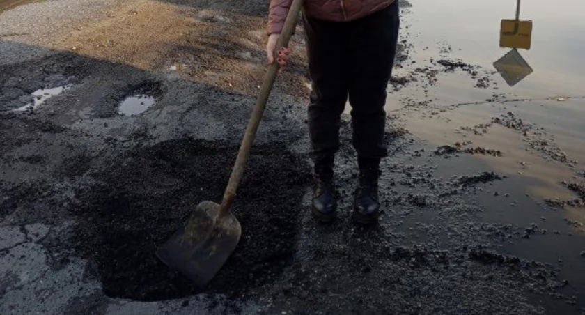 Na zdjęciu sołtyska wsi Wierzbica zasypuje drogę