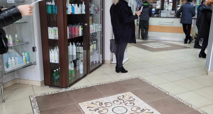 Na zdjęciu kolejka w jednej z radomszczańskich aptek
