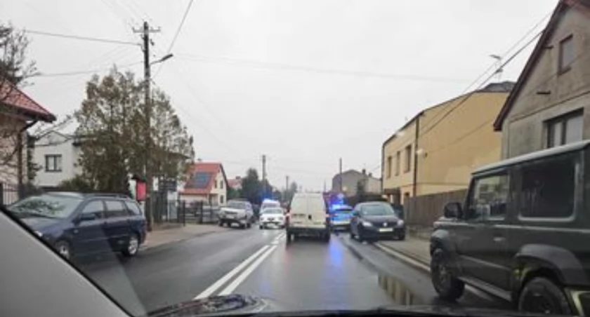 Na zdjęciu służby ratunkowe na ulicy Krakowskiej w Przedborzu, fot. Czytelnik