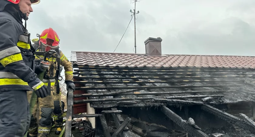Na zdjęciu strażacy gaszący pożar poddasza, fot. KP PSP Radomsko