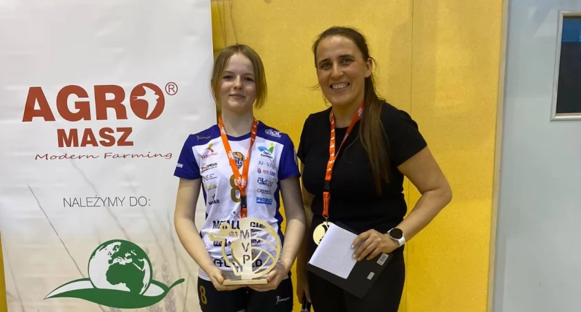 Na zdjęciu: MVP turnieju w Przedborzu dla Leny Kurzawy, obok  trenerka Eliza Kapica