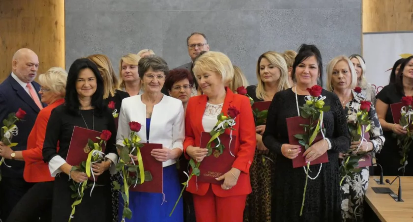 Na zdjęciu pracownicy oświaty odbierają  nagrody prezydenta z okazji Dnia  Nauczyciela, UM, październik 2021