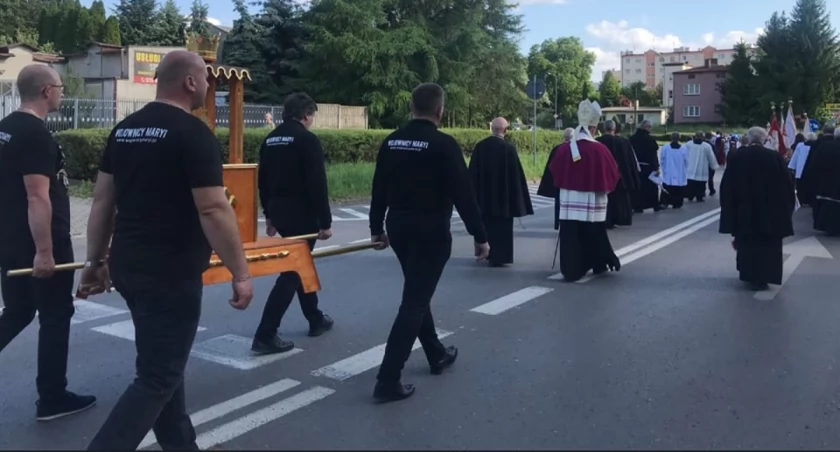 Na zdjęciu: Radomszczańscy Wojownicy Maryi niosą  relikwie św. Jadwigi Królowej podczas procesji ulicami  miasta