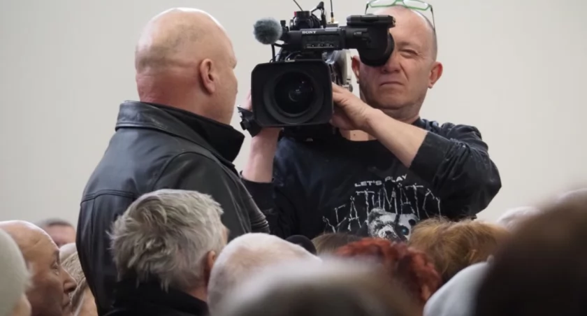 Na zdjęciu mieszkańcy podczas spotkania z dziennikarzami telewizji Polsat