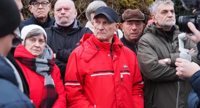 Na zdjęciu mieszkańcy ulicy Przyszkolnej protestujący przeciwko ogromnym rachunkom