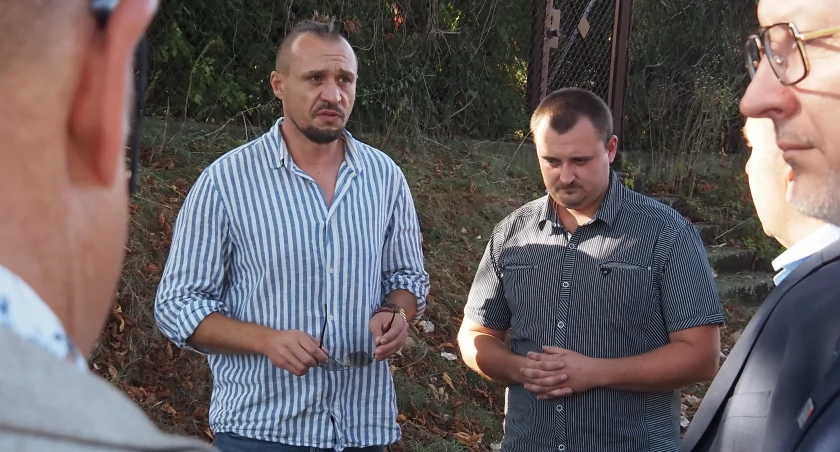 Przemysław Kosowski, obok Ernest Rudnicki, podczas odsłonięcia pomnika przyrody, kasztanowca przy ulicy Armii Krajowej, wrzesień 2023