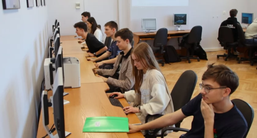 Na zdjęciu uczniowie w wyremontowanej sali, fot. Starostwo Powiatowe