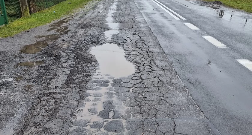 Na zdjęciu jedna z dziurawych dróg w powiecie