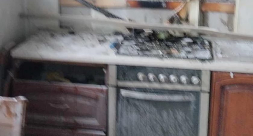 Na zdjęciu spalona kuchenka i meble, fot. Facebook/OSP Kobiele Wielkie